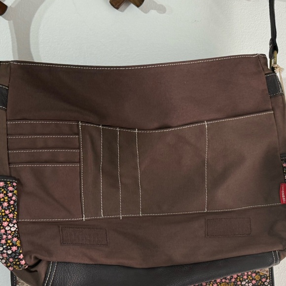 Union Bay floral crossbody messenger Y2K style bag with adjustable strap. - Picture 4 of 7